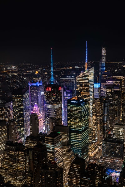 城市建筑物夜间鸟瞰图